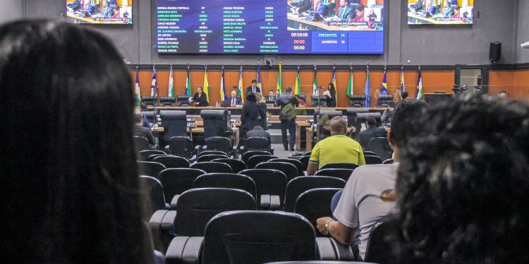 UTILIDADE PÚBLICA Deputados aprovam seis projetos de decreto legislativo durante sessão plenária desta terça-feira (9)