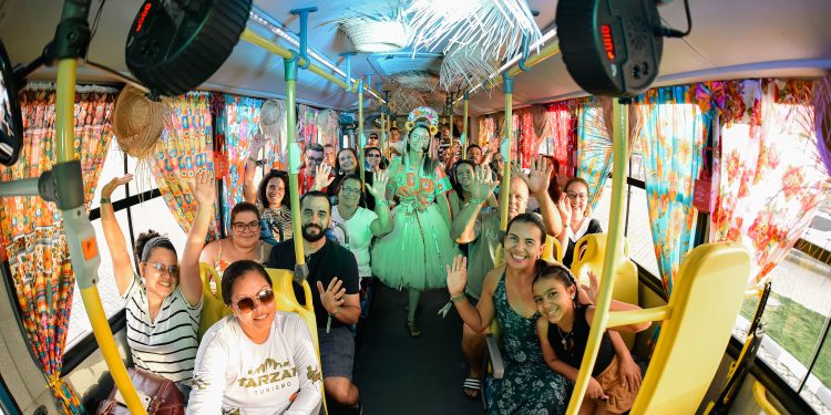 Ônibus do Forró leva população a uma viagem pela história do Boa Vista Junina