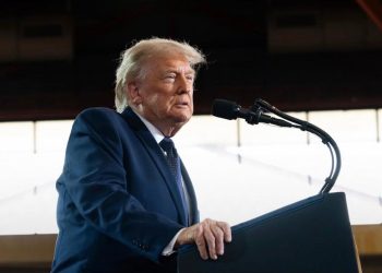 Trump ameaça tarifa de 100% contra país que taxar big techs
