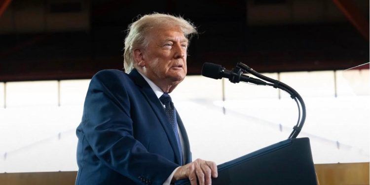 Trump ameaça tarifa de 100% contra país que taxar big techs