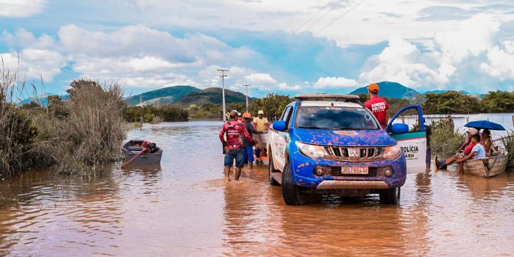 APOIO IMEDIATO  Com rios estáveis, operação inicia levantamento de danos e prepara mais entregas de ajuda humanitária