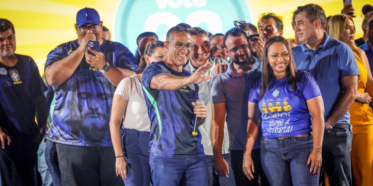 Multidão confirma apoio a Arthur na eleição de domingo
