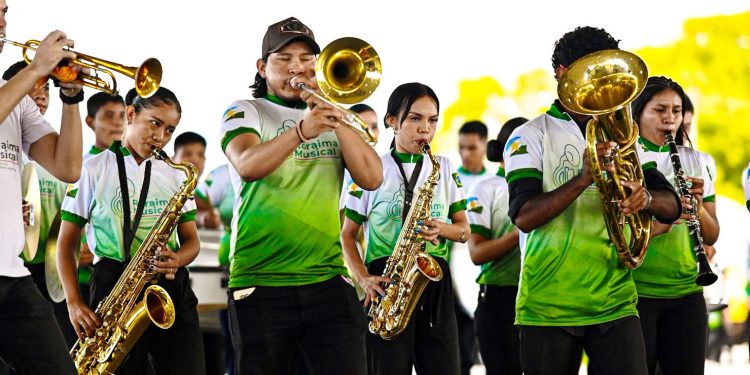 Banda do interior emociona público em primeira apresentação na capital