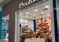 Perfumaria no Pátio Roraima Shopping transforma versos descartáveis de figurinhas da Copa em desconto