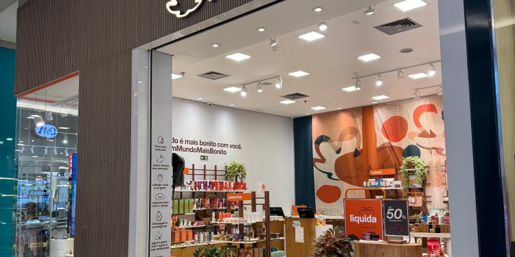Perfumaria no Pátio Roraima Shopping transforma versos descartáveis de figurinhas da Copa em desconto