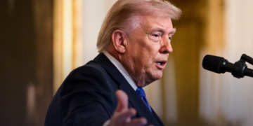 Trump ameaça bombardear o Irã se o país “não se comportar”, às vésperas de acordo de paz