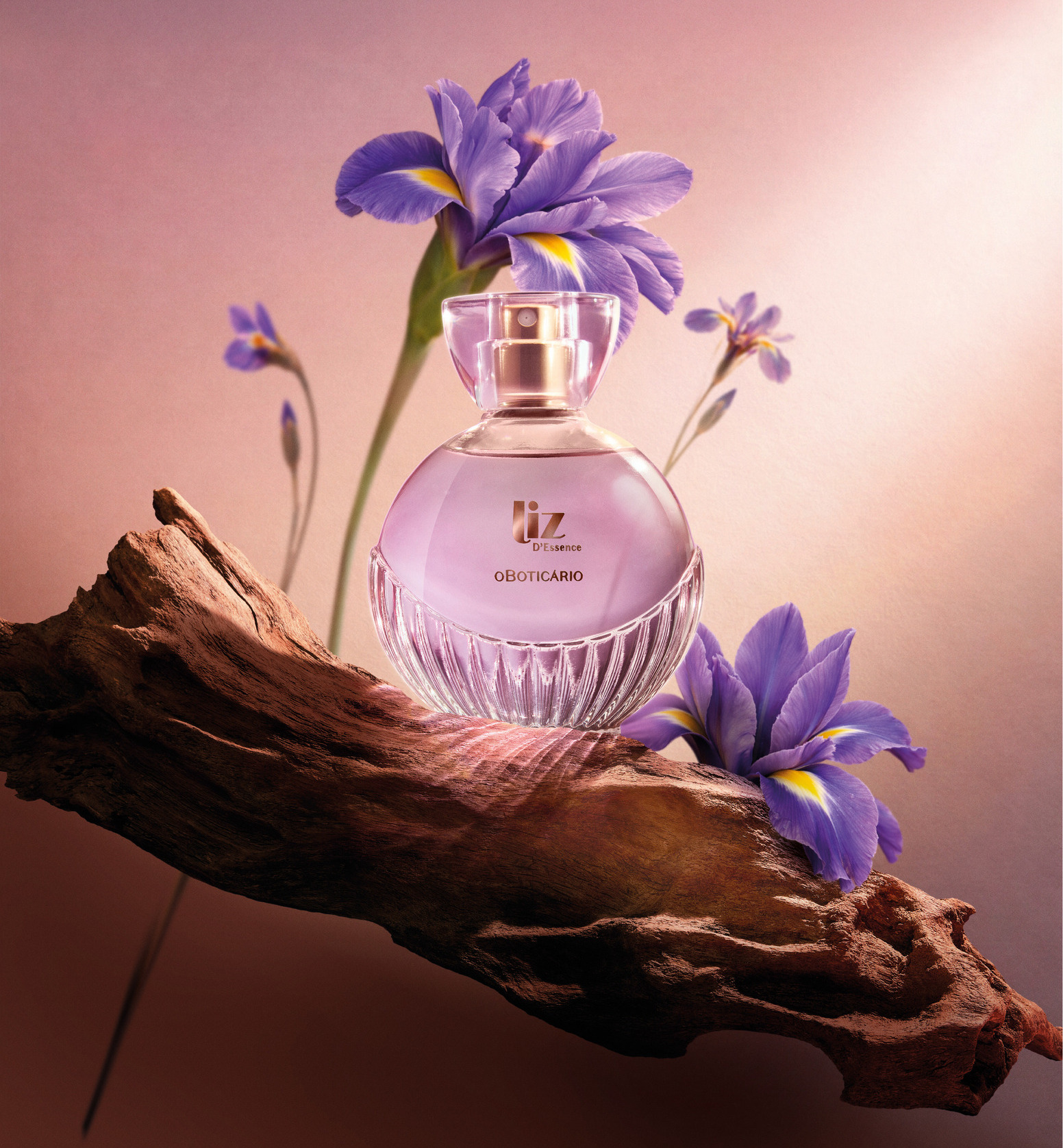 Com ingrediente raro da perfumaria internacional, O Boticário redefine o amadeirado feminino no lançamento de Liz D’Essence