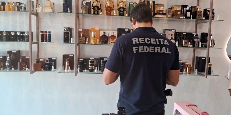 RECEITA FEDERAL APREENDE R$ 300 MIL EM PERFUMES CONTRABANDEADOS EM BOA VISTA (RR)