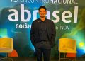 Yule Brasil transforma acolhimento em negócio à frente de bar LGBTQIAPN+ em Boa Vista