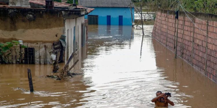 Enchentes deixam mais de 3.000 pessoas fora de casa em Pernambuco
