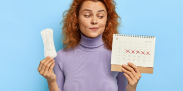 Você sente um cansaço que não passa durante ou após o ciclo menstrual? Entenda o que pode ser