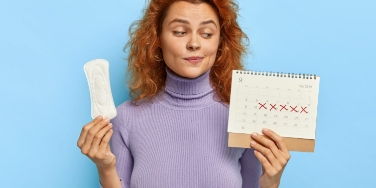 Você sente um cansaço que não passa durante ou após o ciclo menstrual? Entenda o que pode ser