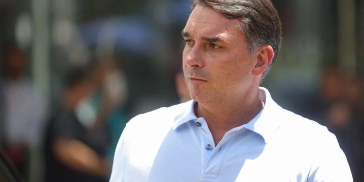 Embaixada vai acompanhar audiência do tarifaço com Flávio Bolsonaro
