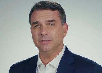Flávio chega aos EUA prometendo lutar contra tarifas