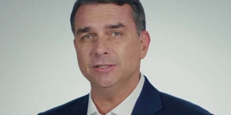 Flávio chega aos EUA prometendo lutar contra tarifas