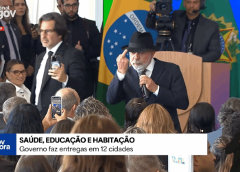 Lula mostra dedo do meio e fala palavrão: “Aqui pra eles”