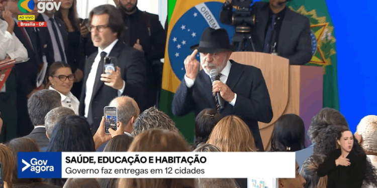 Lula mostra dedo do meio e fala palavrão: “Aqui pra eles”