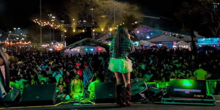 PENÚLTIMA NOITE Forró, piseiro, sertanejo e quadrilhas animaram sexta-feira e divertiram público no São João no Parque Anauá