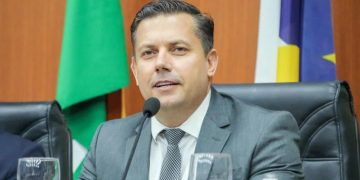Moradores relatam suspeita de problemas na qualidade da água e deputado pede análise urgente à CAER