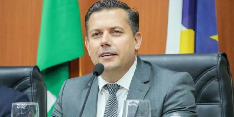 Moradores relatam suspeita de problemas na qualidade da água e deputado pede análise urgente à CAER